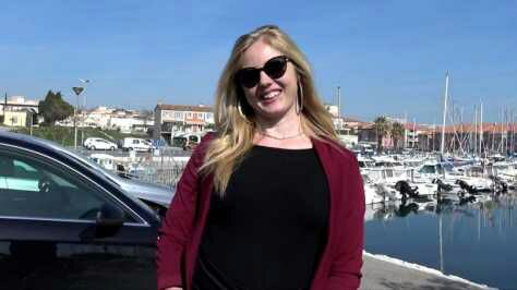 Jacquieetmicheltv – Nina, pulpeuse hôtesse de 27ans !
