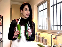 jacquieetmicheltv – Adeline loves vegetables!