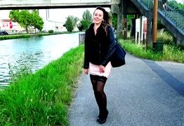 jacquieetmicheltv – Emmanuelle, 28, croupier in a casino!