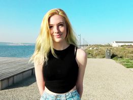 jacquieetmicheltv – Charlotte, 19, student at the Beaux-Arts!