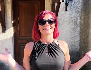 jacquieetmicheltv – Sally, 35, manager of an equestrian center in Montauban!