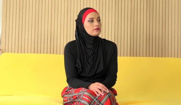 SexWithMuslims – Ammy Redhead – Hot babe in hijab doesn’t wear panties – E257