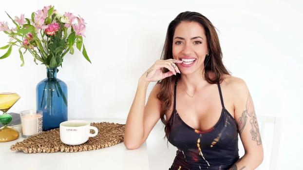 jacquieetmicheltv – Coco Bae, the seductress's smile…