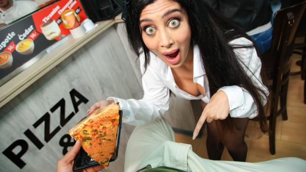 LatinaMylf – Marina Maya – Big Tip For The Waitress