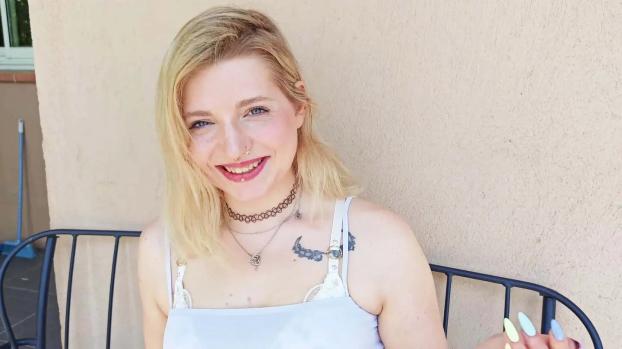 jacquieetmicheltv – Matylde, 23, never complicates her life…